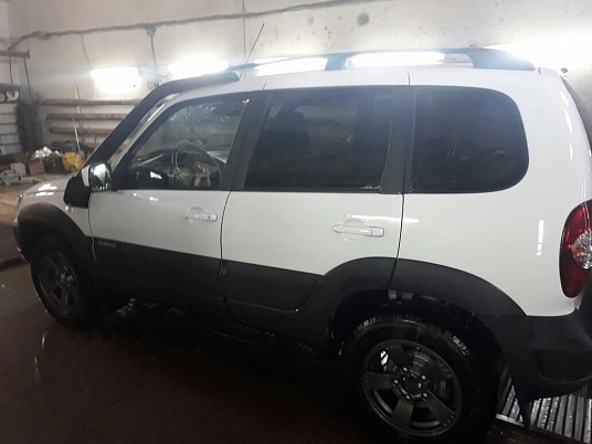 Реклама автомобиля Нива Шевроле компании Строй Эксперт