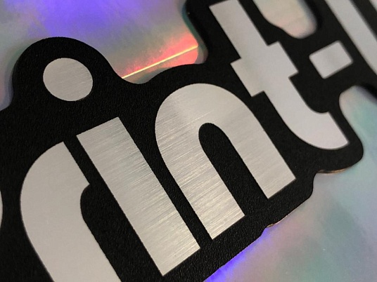 Гравировка двухслойного пластика