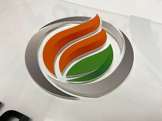 Табличка из оргстекла на дистанционных держателях