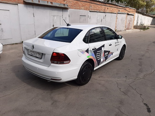 Реклама на автомобиль из голографической пленки