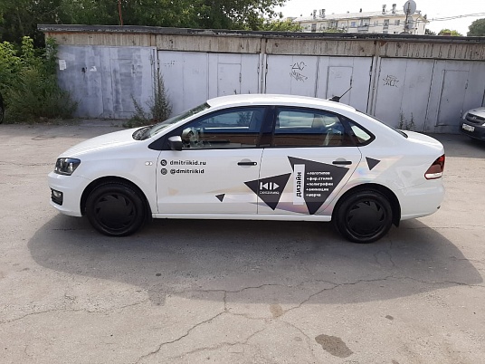 Реклама на автомобиль из голографической пленки