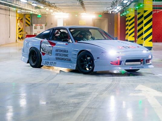 Брендирование спортивного автомобиля