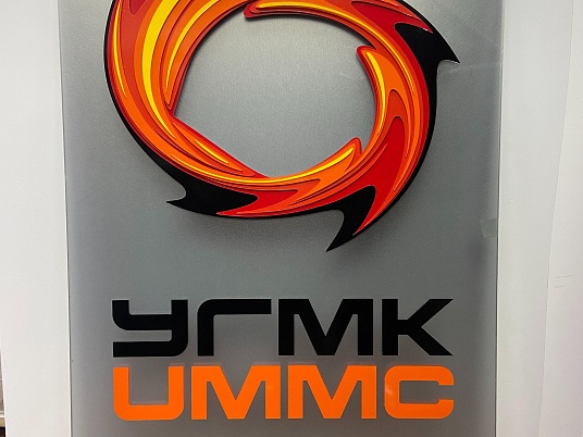 Табличка из оргстекла на дистанционных держателях