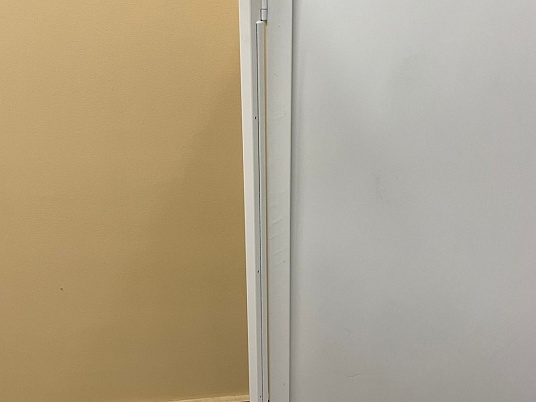 Магнитный информационный стенд с дверцами на замке 