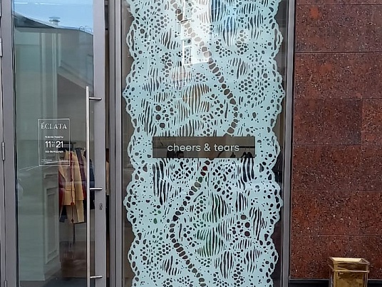 Оформление витрин магазина рекламными наклейками